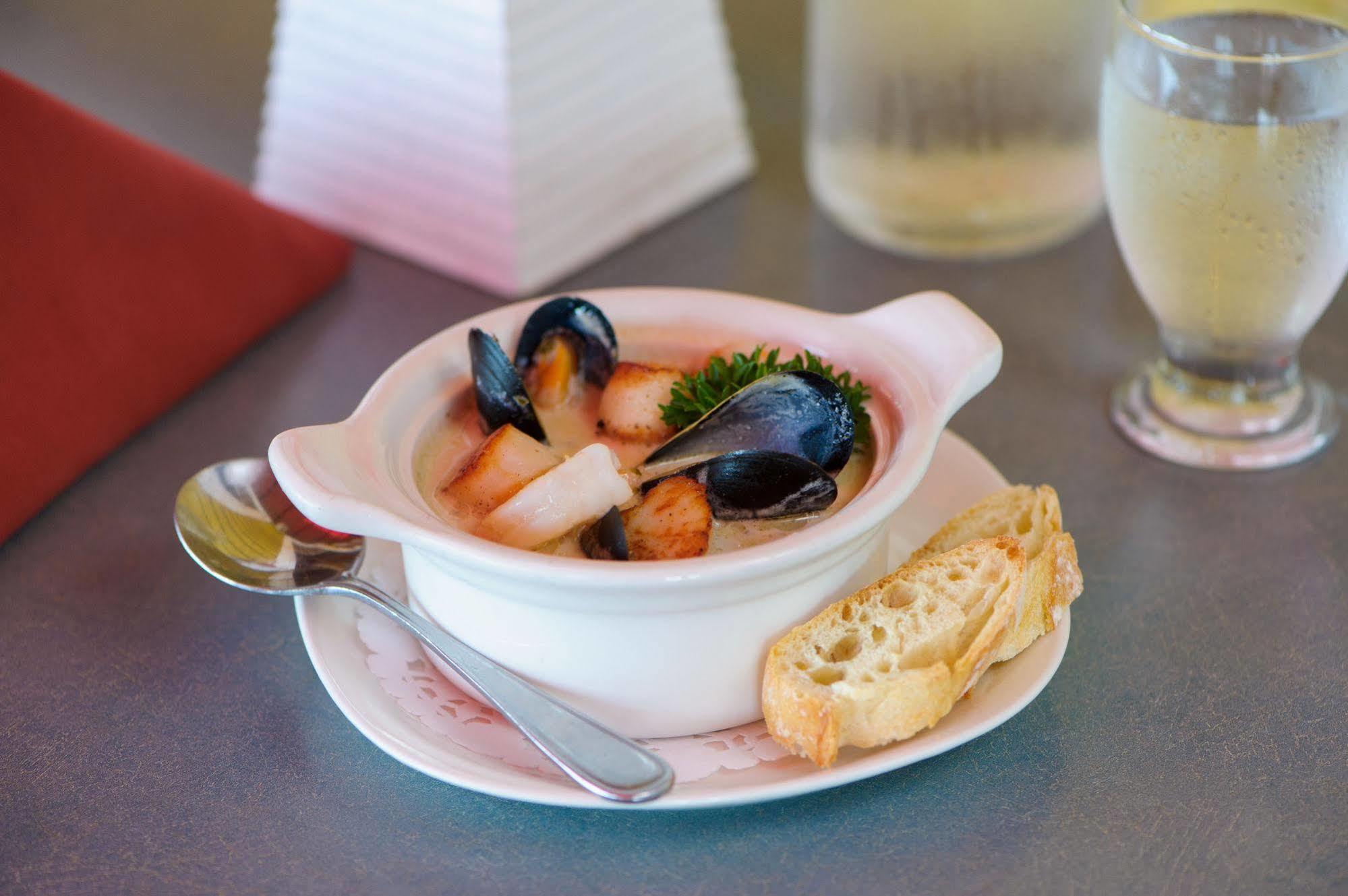 Auberge Gabriele Inn Shediac Bagian luar foto