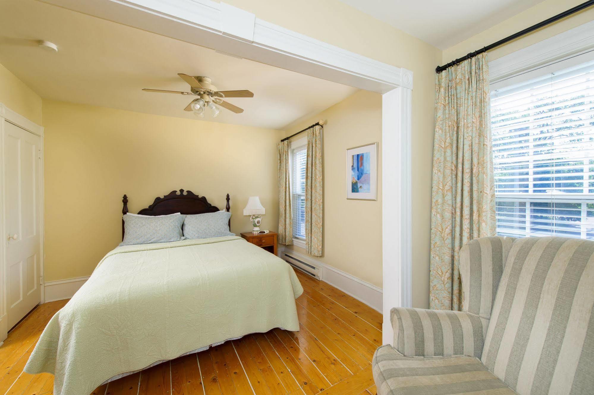 Auberge Gabriele Inn Shediac Bagian luar foto